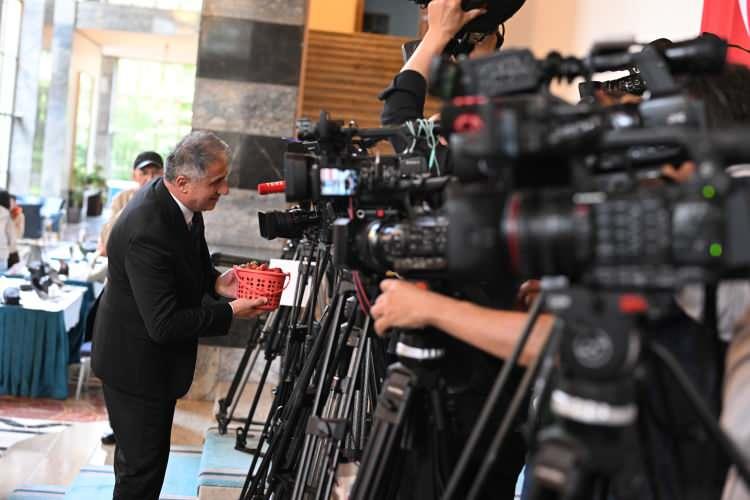 <p>Kaydını yaptıran AK Parti Zonguldak Milletvekili Saffet Bozkurt, gazetecilere çilek dağıttı.</p>