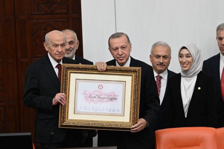 <p><strong>ERDOĞAN'IN MAZBATASINI, BAHÇELİ TAKDİM ETTİ</strong></p><p>Cumhurbaşkanı Erdoğan, mazbatasını TBMM Geçici <a href=