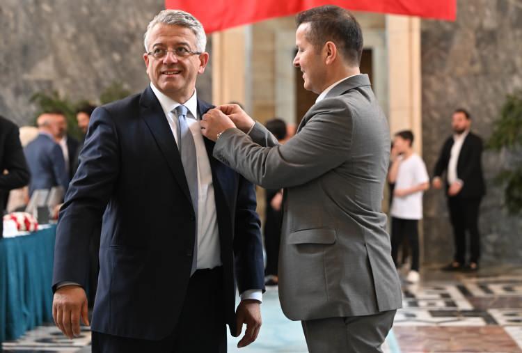 <p> CHP İstanbul Milletvekili Ahmet Ersagun Yücel (solda), kaydını yaptırdı.</p>