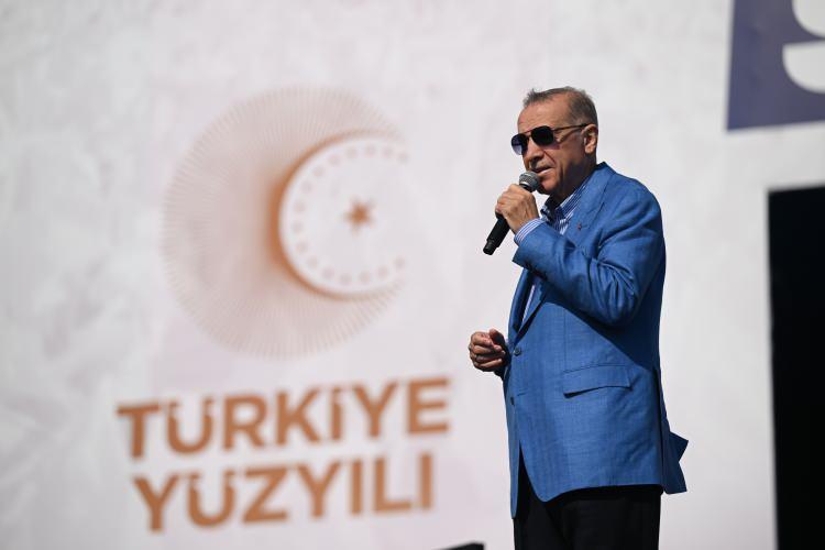 <p>Böylelikle Türkiye Yüzyılı resmi olarak başlamış oldu.</p>

<p>Cumhurbaşkanı Erdoğan, görkemli törenin ardından Cumhurbaşkanlığı Külliyesi'nde Türkiye Yüzyılı'nın ilk bakanlarını açıkladı.</p>
