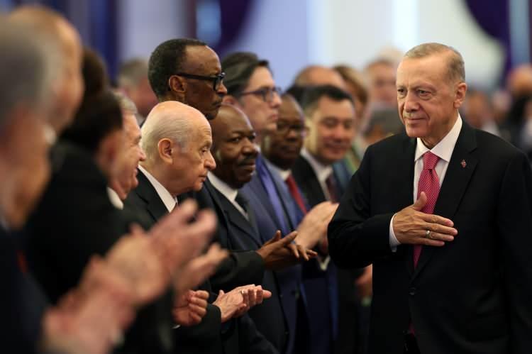 <p>Daha sonra ise Cumhurbaşkanı Erdoğan, Cumhurbaşkanlığı Külliyesi'nde düzenlenen görkemli 'Göreve Başlama Töreni' ile resmi olarak yeniden görevine başladı.</p>
