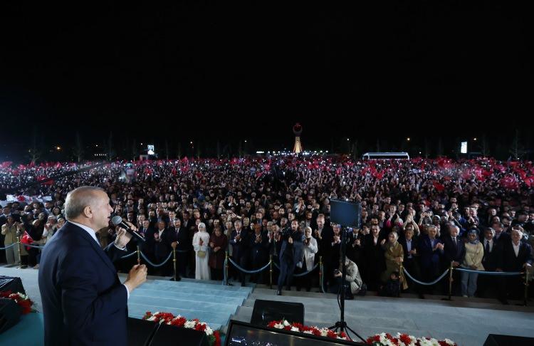 <p>28 Mayıs'taki ikinci tur seçimlerinde sandıktan Cumhurbaşkanı Recep Tayyip Erdoğan yüzde 52,18 oyla açık ara önde yeniden Cumhurbaşkanı seçildi.</p>

<p>Yüksek Seçim Kurulu'nun resmi sonuçları açıklamasının ardından ise Cumhurbaşkanı Recep Tayyip Erdoğan, Meclis'te yemin etti.</p>
