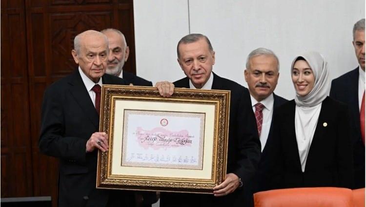 <p>Cumhurbaşkanı Erdoğan, mazbatasını geçici TBMM Başkanı ve MHP Genel Başkanı Devlet Bahçeli'nin elinden aldı.</p>
