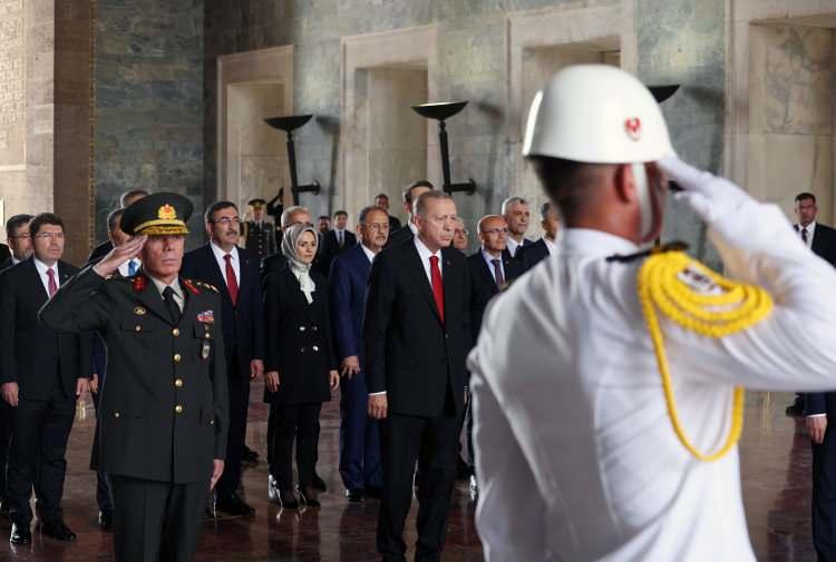 <p>Cumhurbaşkanı Erdoğan ve yeni kabine üyeleri Misak-ı Milli Kulesi'ne geçip Anıtkabir <a href=
