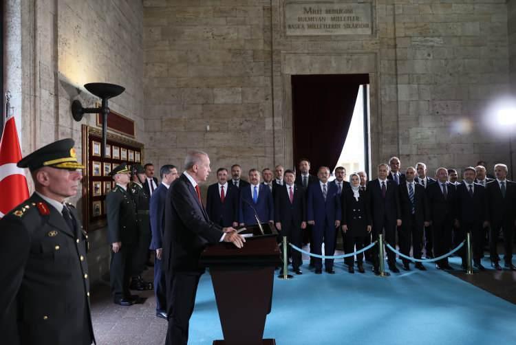 <p><strong>YENİ KABİNE BUGÜN İLK KEZ TOPLANIYOR</strong></p><p>Cumhurbaşkanı Tayyip Erdoğan, yeni kabinesini bugün ilk kez topluyor.</p><p>Kültür ve Turizm Bakanı Mehmet Nuri Ersoy ve Sağlık Bakanı Fahrettin Koca haricinde yeni atanan Cumhurbaşkanı Yardımcısı Cevdet Yılmaz ve 15 bakan ilk kez Beştepe’deki kabine toplantısına katılacak. Yeni dönemin ilk kabine toplantısında ekonomi ve terörle mücadele başta olmak üzere yeni yol haritasına dair görüşlerin paylaşılacağı belirtiliyor.</p>
