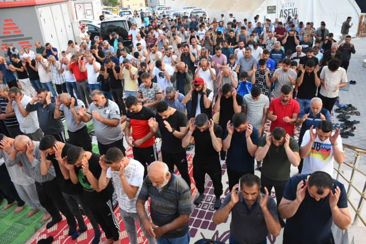 <p>Hatay’da vatandaşlar Kurban Bayramı namazını Narlıca Mahallesi Hacı Cuma Kahraman Camisinde kıldı.</p>