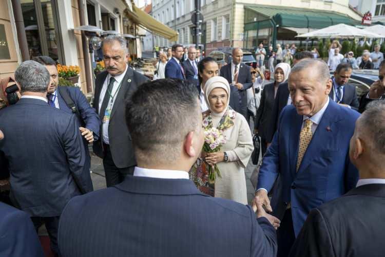 <p>Cumhurbaşkanı Erdoğan’ı Vilnius Havalimanı'nda Türkiye'nin Vilnius Büyükelçisi Görkem Barış Tantekin, Türkiye'nin NATO Daimi Temsilcisi Büyükelçi Zeki Levent Gümrükçü ve diğer yetkililer karşıladı.</p>