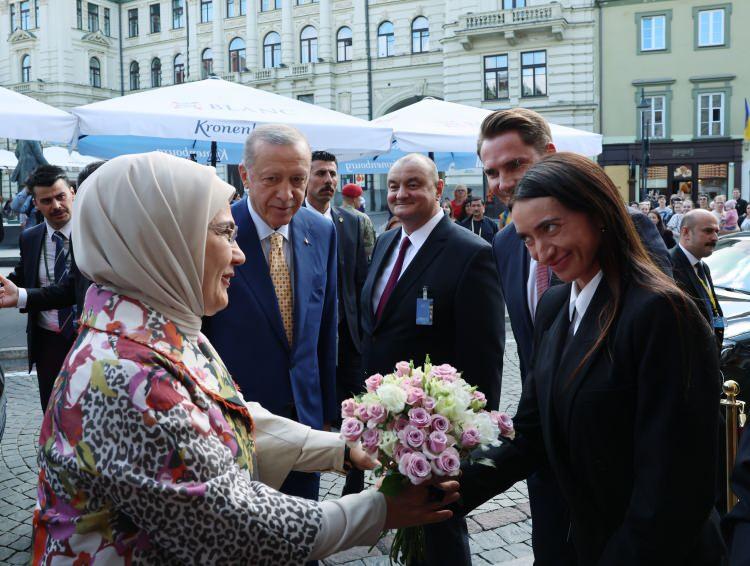 <p>Cumhurbaşkanı Erdoğan konaklayacağı otele gelişinde, kendisine sevgi gösterilerinde bulunan vatandaşlarla <a href=