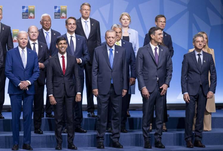 <p>Cumhurbaşkanı Recep Tayyip Erdoğan, Litvanya’nın başkenti Vilnius’ta gerçekleşen NATO Devlet ve Hükümet Başkanları Zirvesi'ndeki aile fotoğrafı çekimine katıldı.</p>