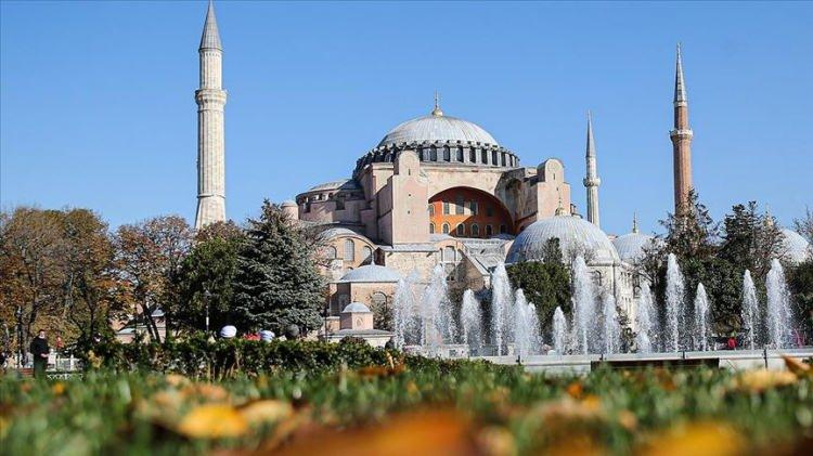 <p>Ayasofya, İstanbul'un fethine kadar 916 yıl kilise, 1453'ten, 1934'te alınan kararla müze oluncaya dek cami <a href=