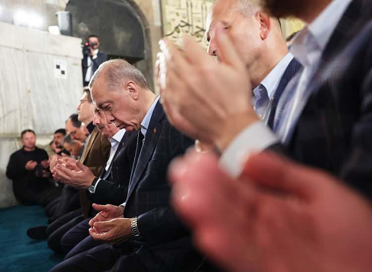 <p><strong>SEÇİMDEN 1 GÜN ÖNCE AYASOFYA'DA AKŞAM NAMAZINI KILDI</strong></p><p>Cumhurbaşkanı Recep Tayyip Erdoğan, yoğun geçen seçim programını İstanbul'da gerçekleştirdiği vatandaş buluşmalarının ardından Ayasofya-i Kebir Camii Şerifi'nde akşam namazı ile sonlandırdı.</p><p> </p>