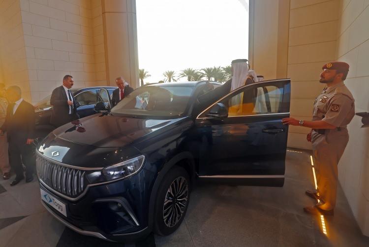 <p><strong>ERDOĞAN TOGG HEDİYE ETTİ</strong></p>

<p>Cumhurbaşkanı Recep Tayyip Erdoğan, resmi ziyarette bulunduğu Katar'da, Katar Emiri Şeyh Temim bin Hamed Al Sani'ye Türkiye'nin ilk yerli otomobili Togg'u hediye etti.</p>
