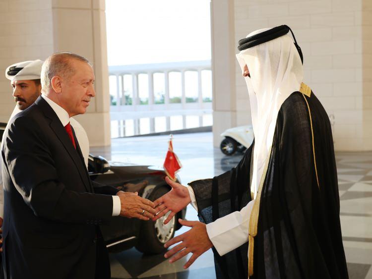 <p>Cumhurbaşkanı Recep Tayyip Erdoğan, resmi ziyarette bulunduğu Katar'ın başkenti Doha'da, Katar Emiri Şeyh Temim bin Hamed Al Sani tarafından resmi törenle karşılandı.</p>
