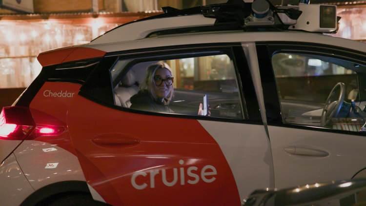<p>Bu gelişme, Kaliforniya Kamu Hizmetleri Komisyonu'nun General Motors'a ait Cruise ve Google'a ait Waymo adlı otonom araç şirketlerine San Francisco'da günün her saatinde ücretli sürücüsüz yolculuklar sunma izni vermesinden birkaç <a href=
