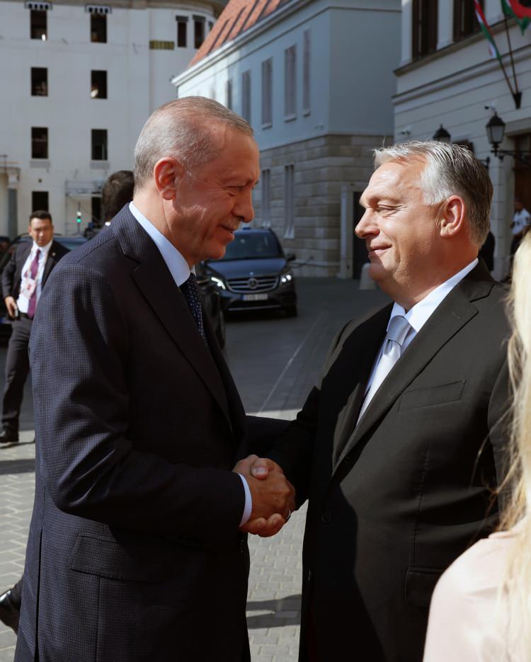 <p>Orban, Cumhurbaşkanı Erdoğan'ı çalışma ofisinin bulunduğu Karmelita Manastırı'nda karşıladı.</p>