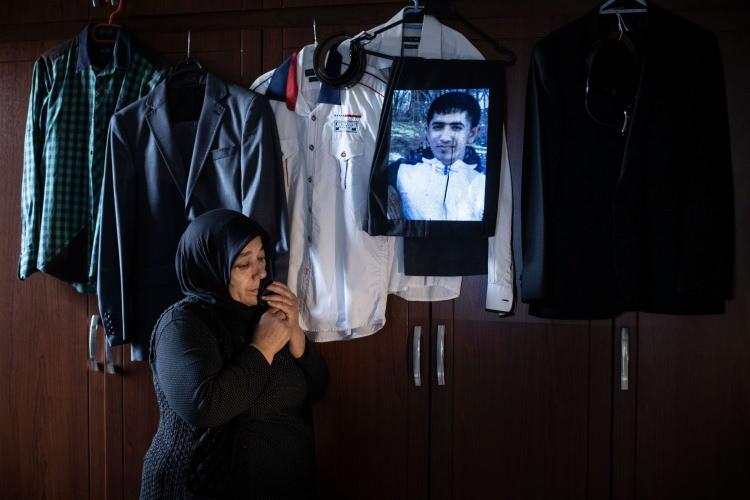 <p>Diyarbakırlı Zeliha Yaşa, evlat nöbetindeki annelerden biri. Oğlu Abdurrahman Yaşa, 2015 yılında, 18 yaşındayken terör örgütü PKK tarafından kandırılarak dağa götürüldü. Oğlunun kıyafetlerini saklayan Zeliha anne, anılarıyla hasret gideriyor. </p>