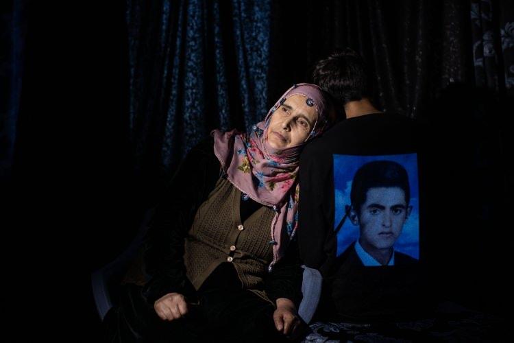 <p>Hakkarili Sedika Alkan, evlat nöbetindeki annelerden biri. Oğlu Ercan İlhan, 2008 yılında, 18 yaşındayken terör örgütü PKK tarafından kandırılarak dağa götürüldü. Küçük oğlunun da desteğiyle <a href=