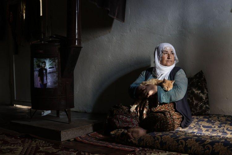 <p>Diyarbakırlı Fevziye Çetinkaya, evlat nöbetindeki annelerden biri. Oğlu Süleyman Çetinkaya, 2019 yılında, 18 yaşındayken terör örgütü PKK tarafından kandırılarak dağa götürüldü. Fevziye anne, oğlunun terör örgütünün elinden kurtulup eve dönebilmesi için dua ediyor. </p>