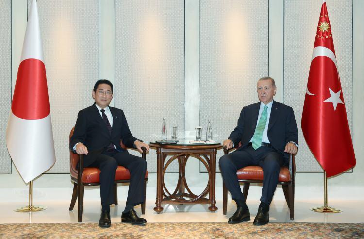 <p>Cumhurbaşkanı Recep Tayyip Erdoğan, G-20 Liderler Zirvesi için geldiği Hindistan'ın başkenti Yeni Delhi'de Japonya Başbakanı Kişida Fumio'yu kabul etti.</p>
