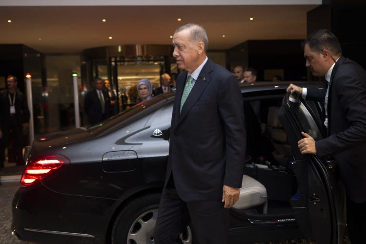 <p>Cumhurbaşkanı Recep Tayyip Erdoğan, G-20 Liderler Zirvesi'ne katılmak için Hindistan'a geldi. Cumhurbaşkanı Erdoğan ve eşi Emine Erdoğan, Yeni Delhi'de konaklayacağı otele ulaştı.</p>
