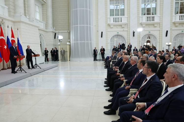 <p><strong>Putin'in açıklamalarından satırbaşları:</strong></p>

<p>- Ekonomi, siyaset ve insani konularda fikir paylaşımlarımızı gerçekleştirdik. İkili ticaretimiz yüzde 80 büyüdüğünü görüyoruz. Yerli para birimi konusunda da kararlılığımızı sunduk, dolar ve euro para birimlerini daha az kullanma konusunda hemfikiriz. Türkiye'de ilk nükleer santralini başlattık, 20 binden çok uzmanımız Türkiye'de çalışıyor, 2024 senesinde çalışmaya başlayacağını umuyoruz. Türk Akım ve Mavi Akım konusunda 20 milyar metreküp doğal gaz aktardığını görüyoruz, Rusya her zaman için doğalgaz konusunda en büyük partneri olacağının altını çizmek istiyoruz. Türkiye üzerinden üçüncü bir ülkeye gaz sevk etmeye hazırız. Bu merkezin kurulması için görüştük. Gazprom, BOTAŞ'la doğalgaz dağıtım alanının kurulması için yol haritasını paylaştı, sırada ortak çalışma grubunun kurulması var. Tarım konusunda da Türk operasyonunu çok başarılı görüyoruz, ikili ticaret hacmimiz arttı.</p>
