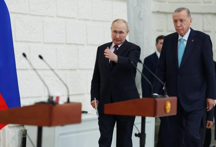 <p><strong>TAHIL ANLAŞMASINA DÖNMEK İÇİN ŞART KOŞTU</strong></p>

<p>- Batılı ülkeler gerekini yapmadığı için, tahıl anlaşmasından çıkmak zorunda kaldık. Yüzde 70'ten fazla tahıl zengin ülkelere, özellikle AB ülkelerine gitti. İhtiyaç sahibi ülkeler çok daha az alabildi. Söz konusu anlaşmasının sona ermesi küresel piyasayı çok fazla etkilemedi. Çünkü Ukrayna'nın dünya ticaretinde payı az. Biz tahıl anlaşmasını canlandırmaya hazırız. Bize (Rus tarım ürünlerine) uygulanan ambargoların kaldırılması şartıyla. Vaatler yerine getirilirse döneceğiz. İnsani koridorlar askeri amaçlar için kullanılmamalı. Tahılın öncelikle Türkiye'de işlenmesini, sonrasında ihtiyaç sahibi ülkelere gitmesini istiyoruz. Tahılın gerçekten ihtiyacı olan ülkelere gitmesi lazım. Rusya'dan 1 milyon ton tahıl imtiyazlı fiyatla Türkiye üzerinden Katar finansmanıyla Afrika'ya gönderilmesi üzerinde çalışıyoruz."</p>
