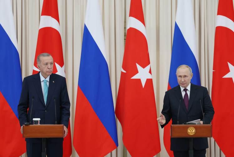 <p><strong>Erdoğan'ın açıklamalarından satırbaşları:</strong></p>

<p>- İkili ticaret hacminde 100 milyar dolar olarak belirlediğimiz hedefe emin adımlarla ilerliyoruz. Bu yılın ilk 7 ayında 3.5 milyon Rus turist ülkemize geldi. Üzerinde durduğumuz konulardan biri Karadeniz girişiminin yeniden canlandırılması oldu. Gündeme getirilen alternatif öneriler Karadeniz işbirliği gibi kalıcı bir model sunamamıştır. Rusya'nın beklentileri tüm tarafların malumudur. Rus dostlarımızın tahıl anlaşması kapsamında gündeme getirdiği hususları biz de farklı sözlerle ifade ettik, ediyoruz. Bu eksikler giderilmeli. Birleşmiş Milletler anlaşma için yeni öneri paketi hazırladı. Bundan sonuç alacağımıza inanıyoruz.</p>
