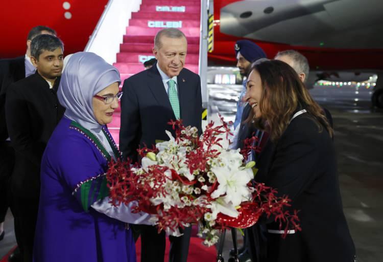 <p>Cumhurbaşkanı Erdoğan, "TRK" uçağıyla TSİ 16.10'da AFS Palam Askeri Havalimanı'na geldi.<br />
<br />
Havalimanında Yeni Delhi Büyükelçisi Fırat Sunel, eşi Yonca Sunel ile Hindistanlı bazı yetkililer tarafından karşılanan Erdoğan, buradan konaklayacağı otele hareket etti.</p>
