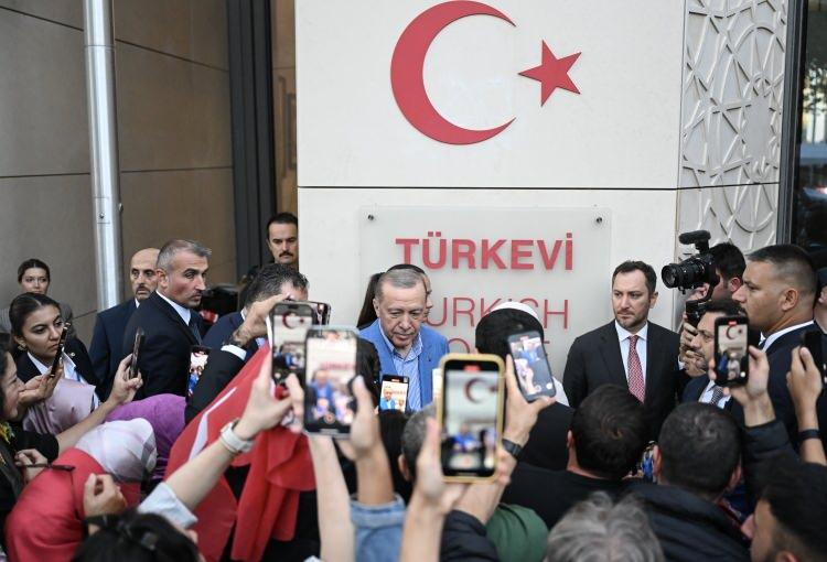 <p>Erdoğan, kendisini karşılamaya gelen Türk ve ABD'li vatandaşları tek tek selamladı.</p>