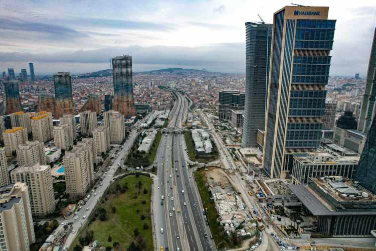 <p>Uyarılarla beklenen İstanbul depremi için en fazla risk taşıyan 15 ilçe açıklandı. İlçelerin zemin sıvılaşma riskine göre belirlendiği aktarıldı.</p>
