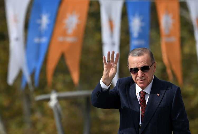 <p>Cumhurbaşkanı ve AK Parti Genel Başkanı Recep Tayyip Erdoğan, AK Parti 4. Olağanüstü Büyük Kongresi’ne katılmak üzere, Ankara Spor Salonu’na geldi.</p>
