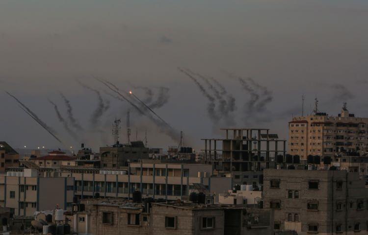 <p>İsrail-Gazze hattında tansiyon yüksek. İsrail'in farklı noktaları, Gazze'den ateşlenen roketlerle hedef alındı. </p>