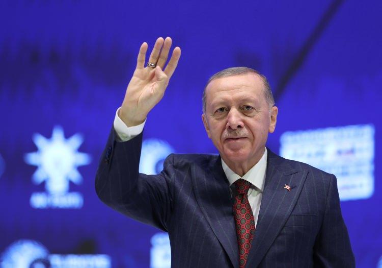 <p>Cumhurbaşkanı ve AK Parti Genel Başkanı Recep Tayyip Erdoğan, AK Parti 4. Olağanüstü Büyük Kongresi'nin yapıldığı Ankara Spor Salonu'na geldi.</p>
