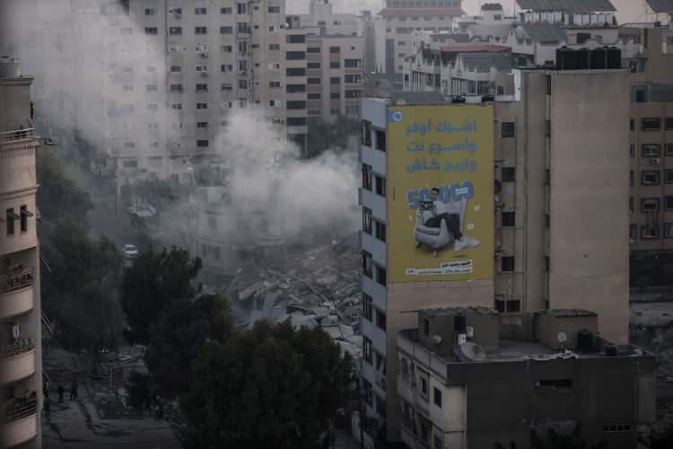 <p>Hedef alınan noktalar arasında Hamas'ın Gazze'deki yetkilisi Yahya es-Sinvar'ın En-Nasr semtindeki ofisi, Filistin Stadyumu, Gazze'deki 
