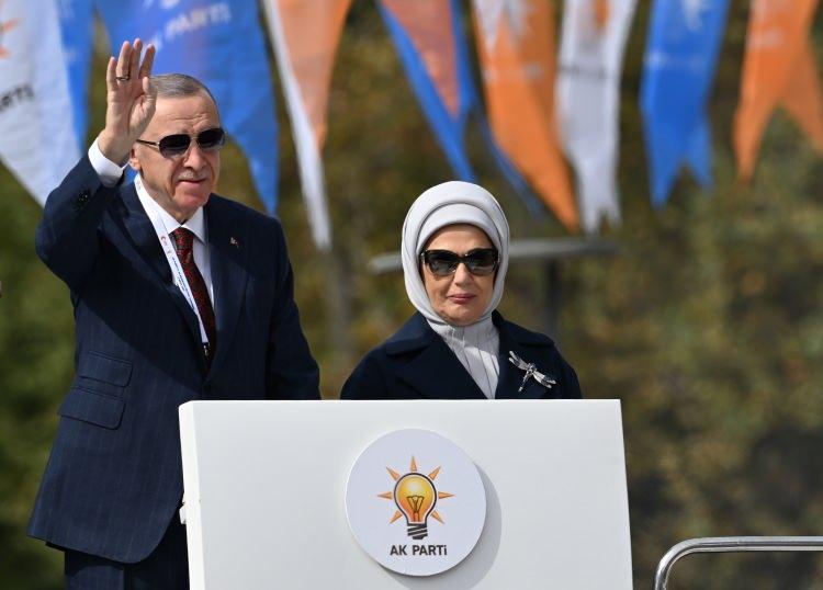 <p> Cumhurbaşkanı Erdoğan, salon önünde toplanan vatandaşları selamladı.</p>
