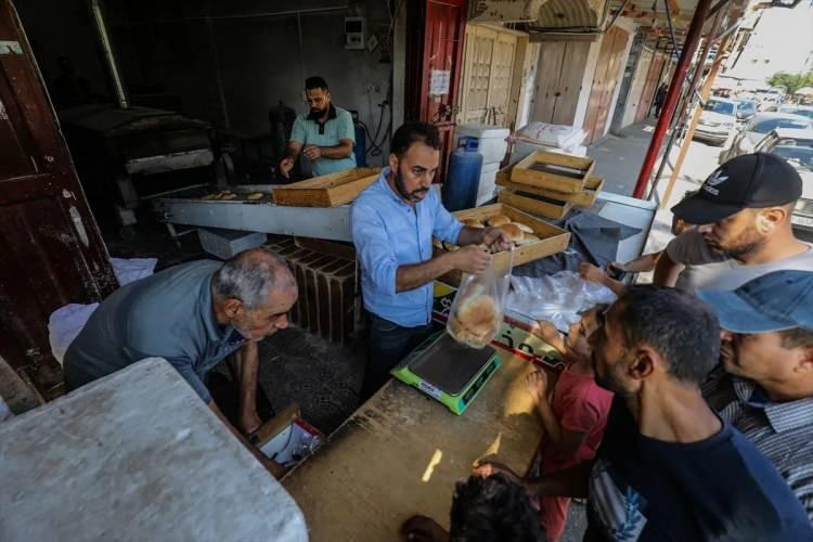 <p>Her kısıtlamanın bir diğeriyle bağlantılı olduğu, elektrik kesintisi nedeniyle değirmenlerin çalışmadığı ve unun üretilemediği Gazze'de, ekmeğin temel malzemesi un da kısıtlı miktarda bulunuyor.</p><p> </p>
