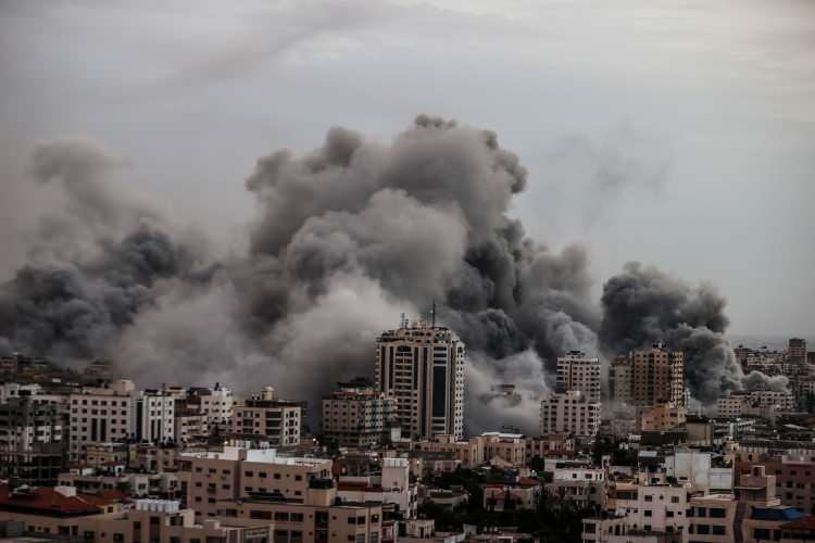 <p>İsrail savaş uçakları, Gazze Şeridi'ndeki er-Rimal mahallesinin <a href=