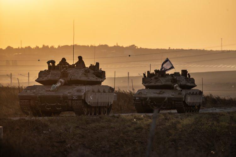 <p>Üzerinde İsrail bayrakları asılan tanklar, <a href=