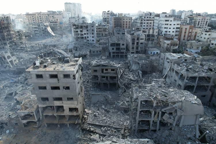 <p>İsrail savaş uçaklarının başlattığı yoğun bombardıman sonucu Gazze Şeridi'ndeki Er-Rimal Mahallesi <a href=