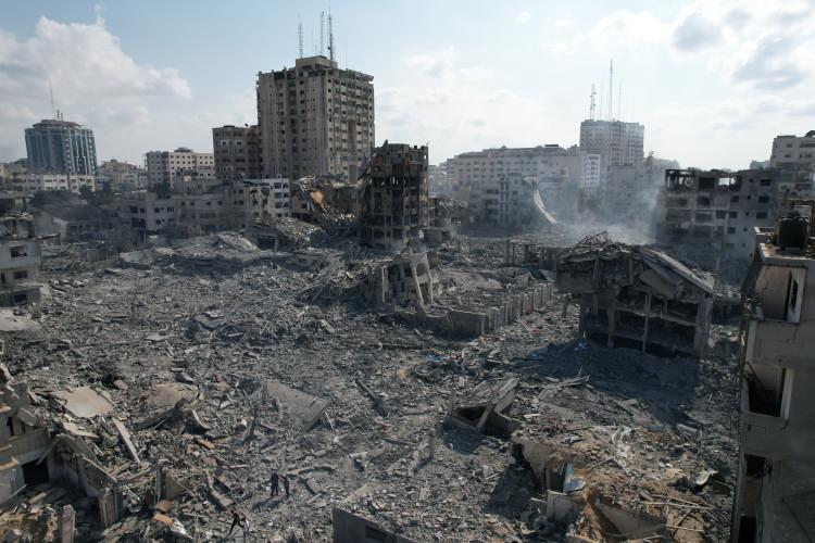 <p>AA ekibi, Er-Rimal Mahallesi'nde yıkılmış ve <a href=