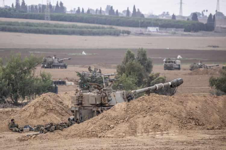 <p><strong>HANDEKLER KAZILDI</strong></p>

<p>İsrail ordusuna ait buldozerler bölgede yeni siperler kazıyor. Bölgeye yerleştirilen top ve obüslerin namlusu Gazze'ye çevrilmiş durumda.</p>

<p> </p>
