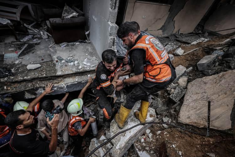 <p>Gazze'deki AA muhabirinin hastane kaynaklarından edindiği bilgiye göre, Filistinli gazeteciler Said et-Tavil ve Muhammed Subh İsrail hava saldırısında yaşamını yitirdi.</p>
