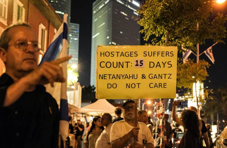 <p>İsrail’in başkenti Tel Aviv’de Hamas tarafından esir alınanların yakınları protesto gösterisi düzenlerken, “Çocuklarımızı eve getirin” sloganları attı.</p>
