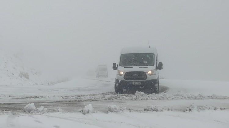 <p>Bahçesaray'dan Van'a gitmek için yola çıkan sürücüler kar yağışı sürprizi ile karşılaştı.</p>
