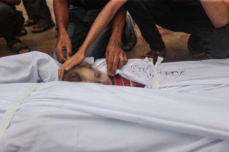 <p>Gazze'deki Filistin Sağlık Bakanlığı, İsrail'in Gazze'ye saldırılarında öldürülenlerin sayısının 3 bin 195'i çocuk, 1863'ü kadın olmak üzere 7 bin 703'e çıktığını, 19 bin 743 kişinin de yaralandığını duyurdu.</p>
