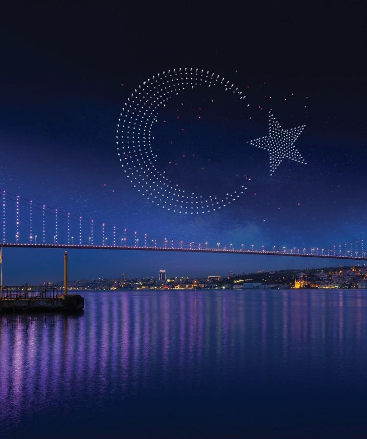 <p><strong>İstanbul Boğazı'nda havai fişek ve drone gösterisi</strong></p><p>Türkiye Cumhuriyeti’nin kuruluşunun 100. yıl dönümünü kutlamaları çerçevesinde <a href=