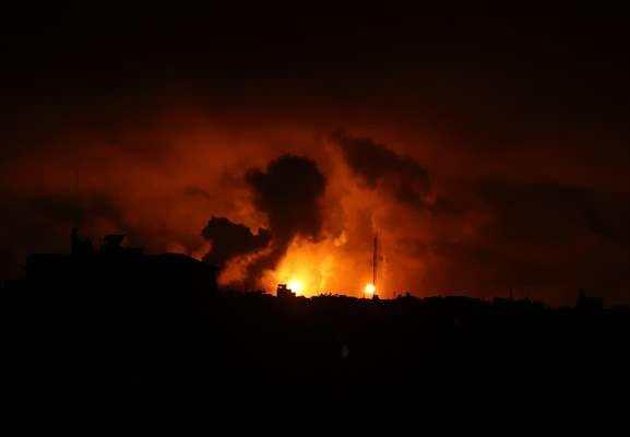 <p>İsrail’in elektriğini kestiği ve yakıt girişine izin vermediği için karanlığa bürünen Gazze’de gökyüzünü sık sık atılan bombaların ateşi aydınlattı.</p>