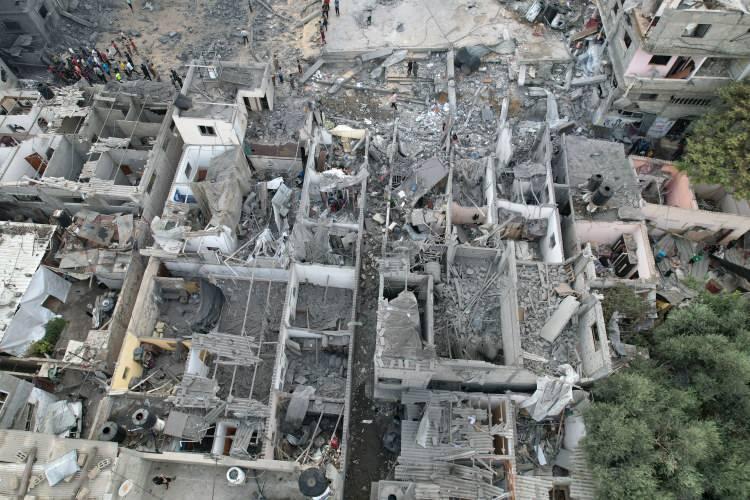 <p>İsrail ordusunun Gazze'ye yönelik saldırıları sürüyor. Saldırılar sonucu büyük yıkımın yaşandığı kentte, çok sayıda ev ve işyeri ağır hasar gördü.</p>

<p> </p>
