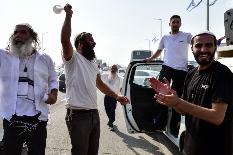 <p>Dünyanın gözleri önünde Gazze’deki sivillerin yaşadığı dram büyürken, İsrailli bir grup 