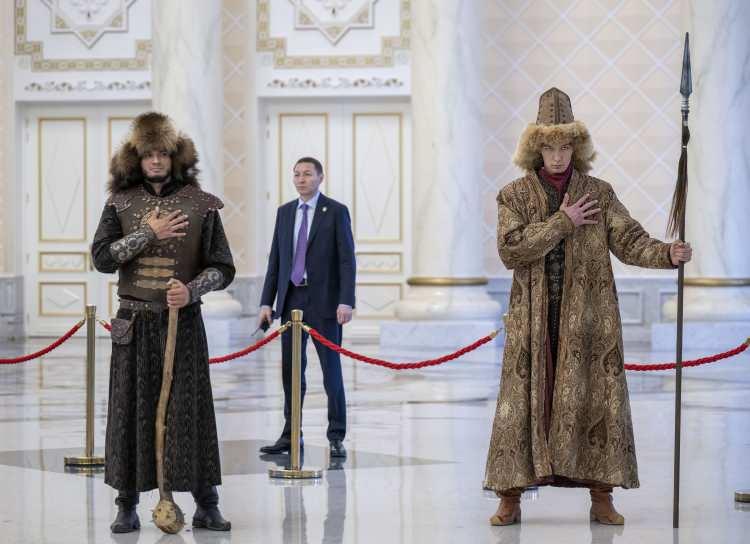 <p>Tören öncesinde, geleneksel Kazak kıyafetleri giymiş askerler salonda hazır bulundu.</p>